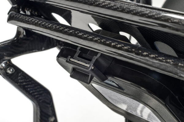 Plego Carbon - Detail battery clip (1) Plego Carbon - Detail battery clip (1)